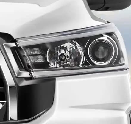 Toyota Innova Crysta thumbnail 3