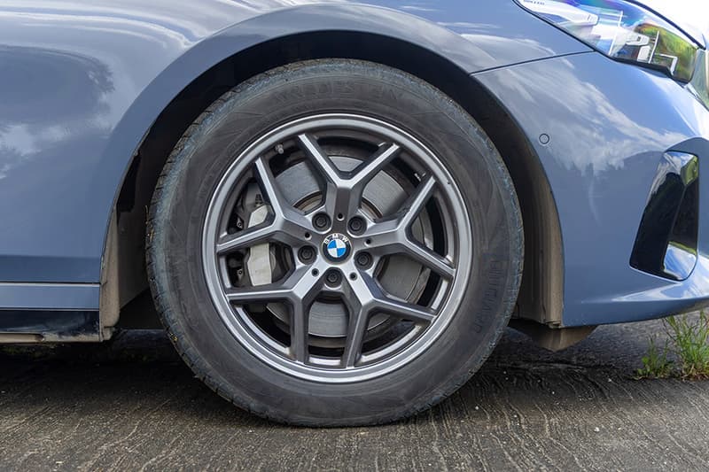 BMW 5 Series thumbnail 2